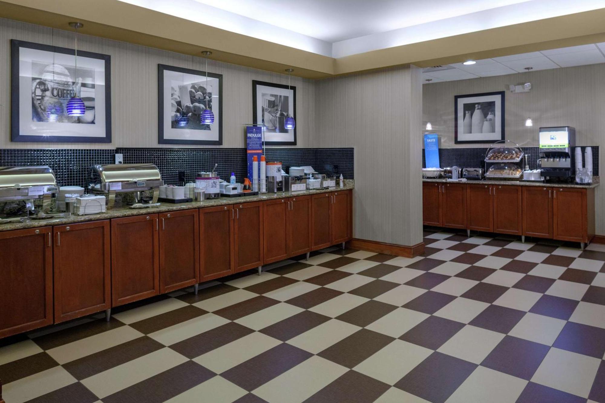 Hampton Inn Woodbridge Eksteriør billede